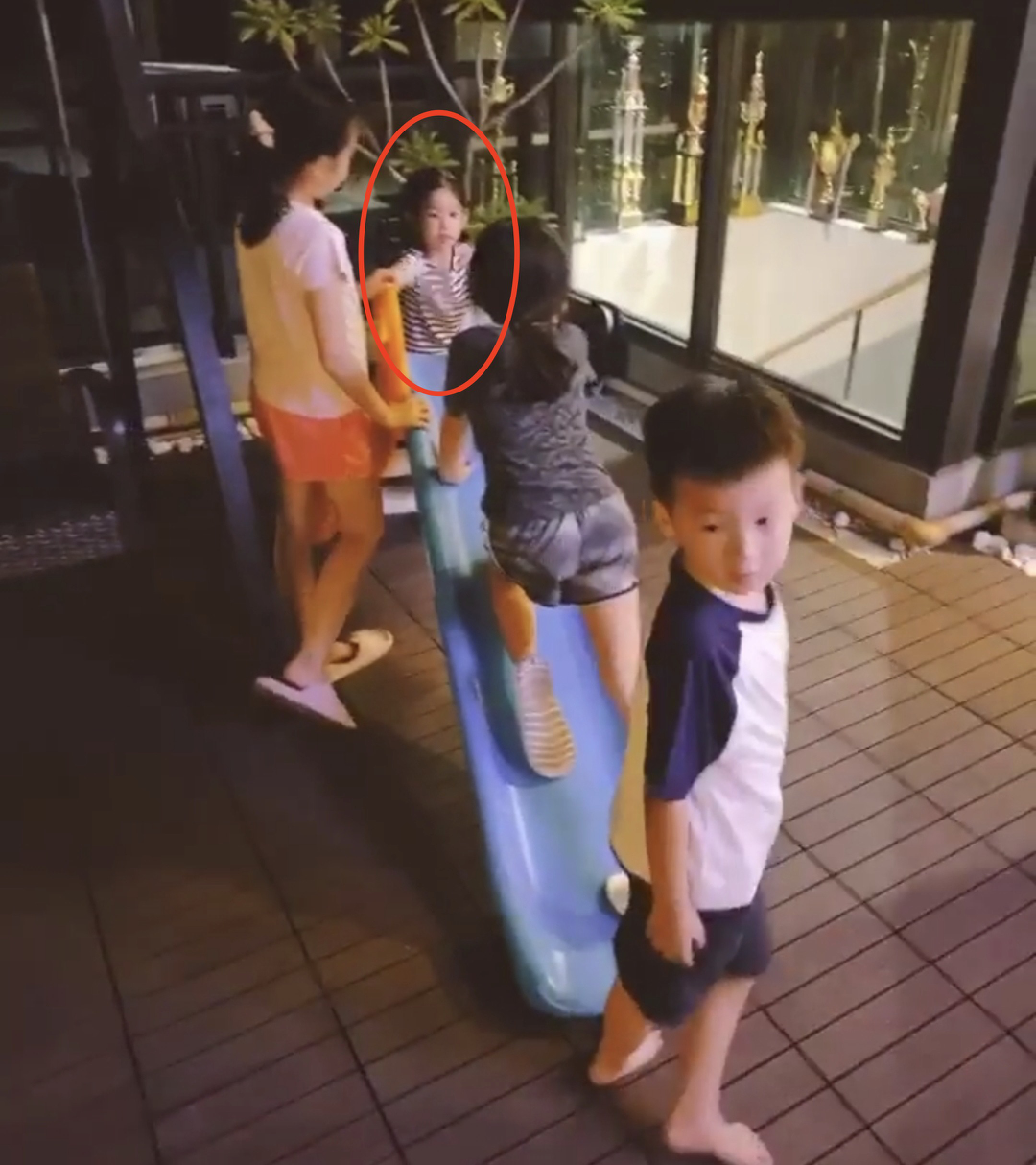 林心如4歲女兒近照曝光，穿連衣裙抱霍建華大腿撒嬌，太像洋娃娃