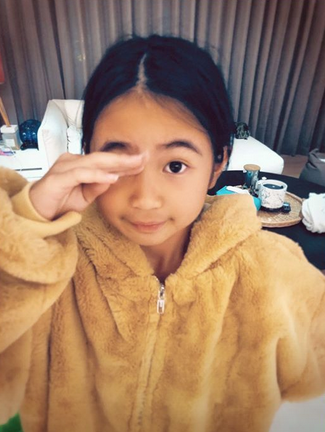 曹格9岁女儿大变样，五官长开眼睛变大，逆天长腿遗传妈妈好身材