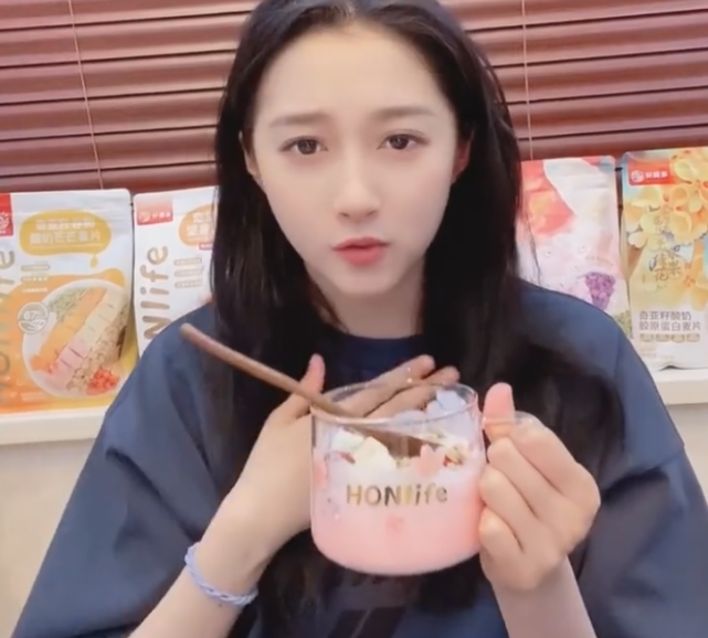 别人早餐都喝豆浆牛奶，看清关晓彤早餐吃啥，刷新对女明星认知
