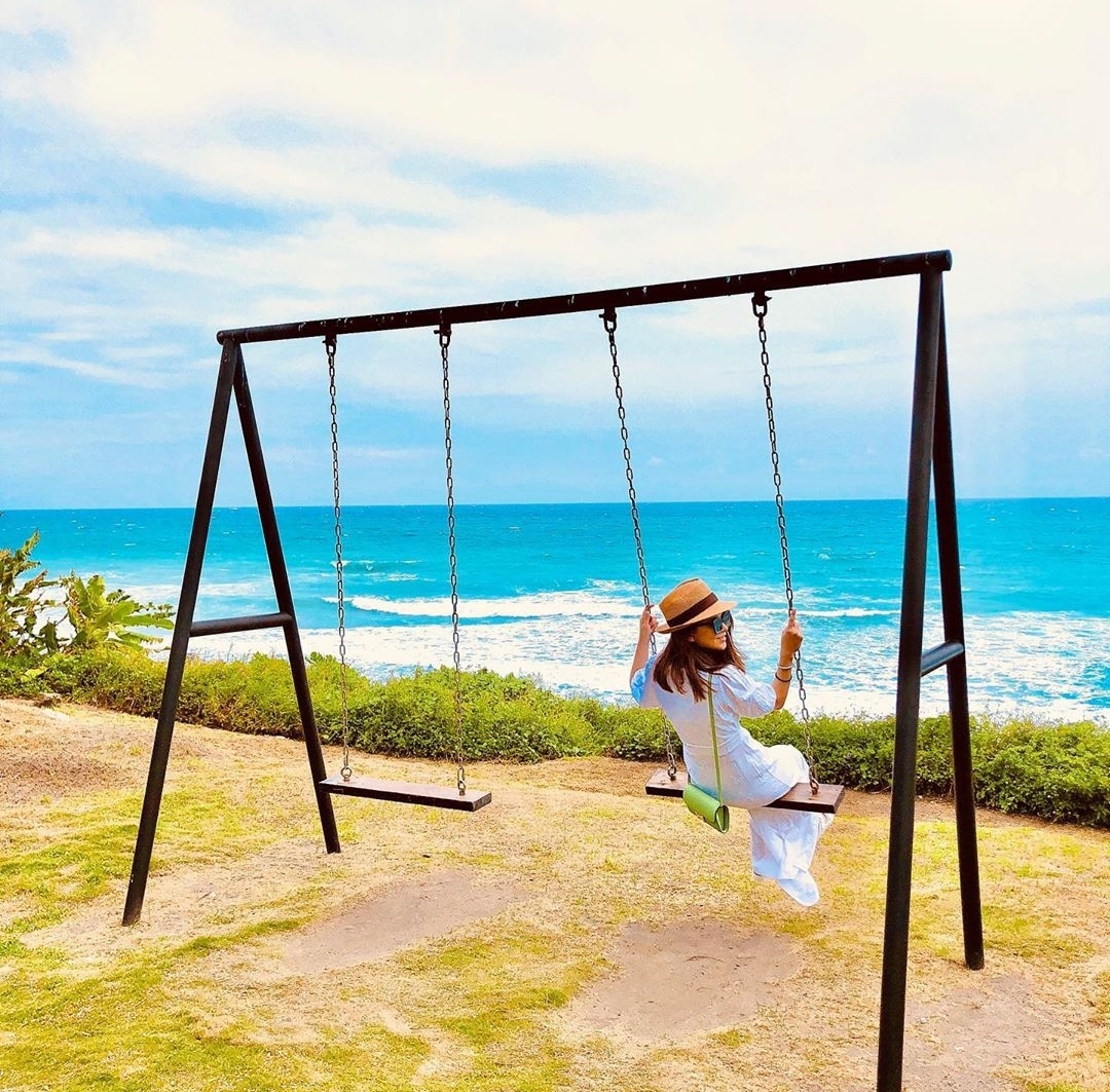昆凌牵一双儿女看奶牛，弟弟身高快赶上姐姐，一家人穿扮超时髦