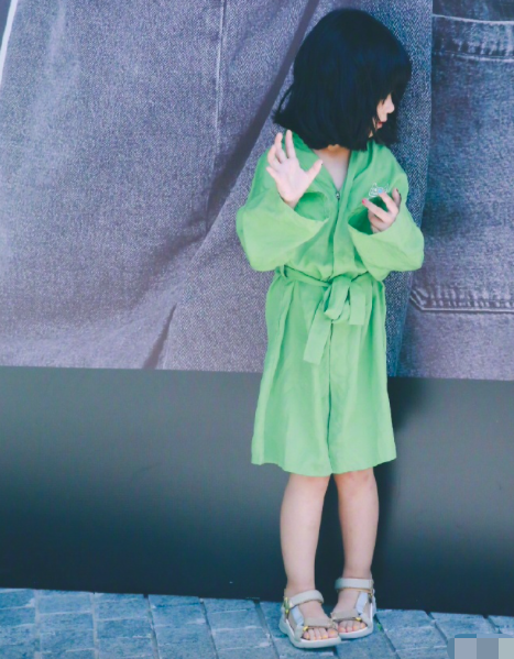 張亮二胎女兒長大了！ 5歲盡顯超模範，和天天合體拍雜誌氣場十足