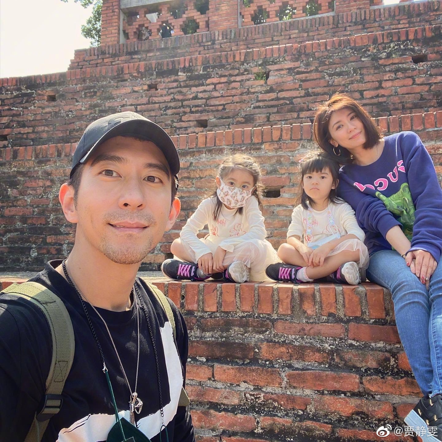 贾静雯晒好友团合照，咘咘戴眼镜仍难掩漂亮，小女儿却似不开心？