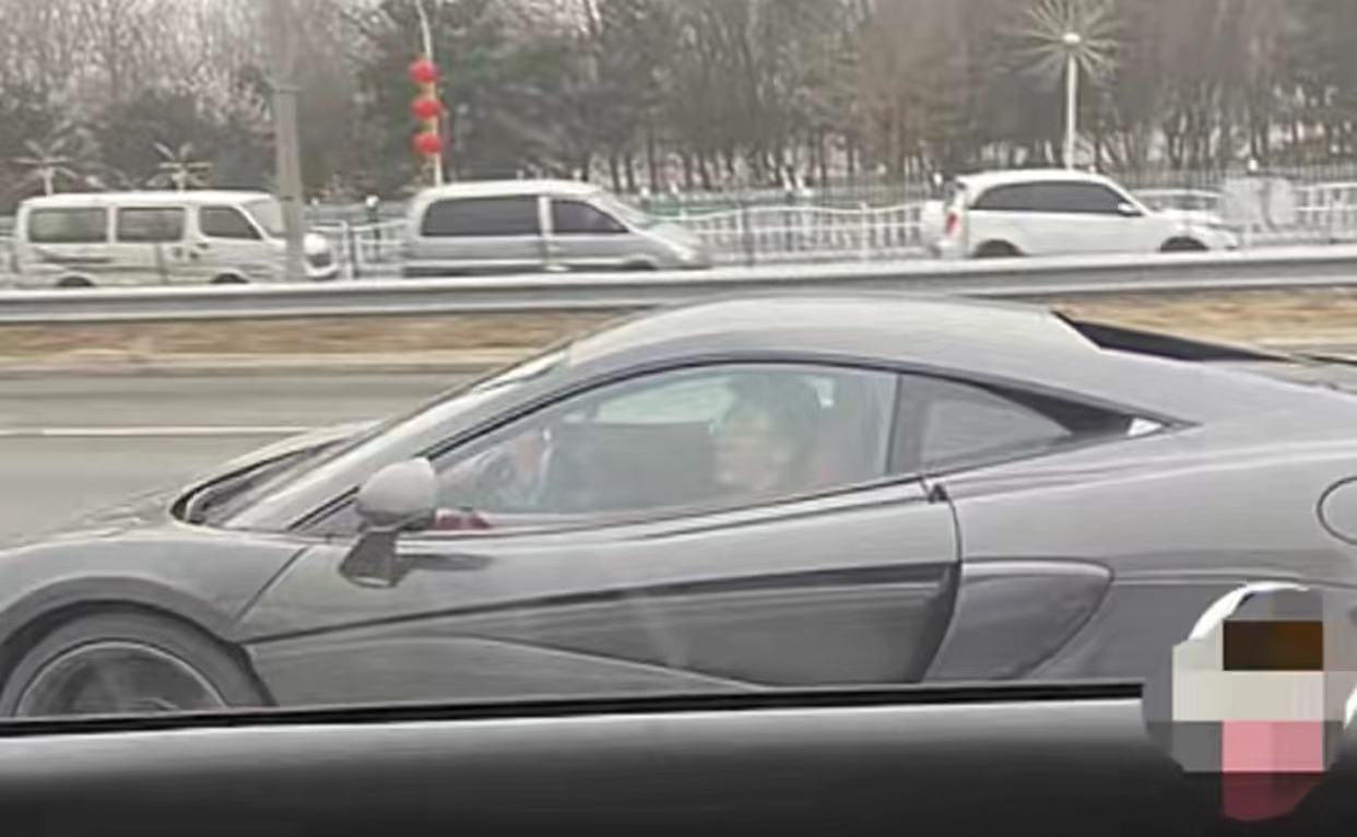 郭麒麟开400万超级跑车，五环路上被偶遇，网友