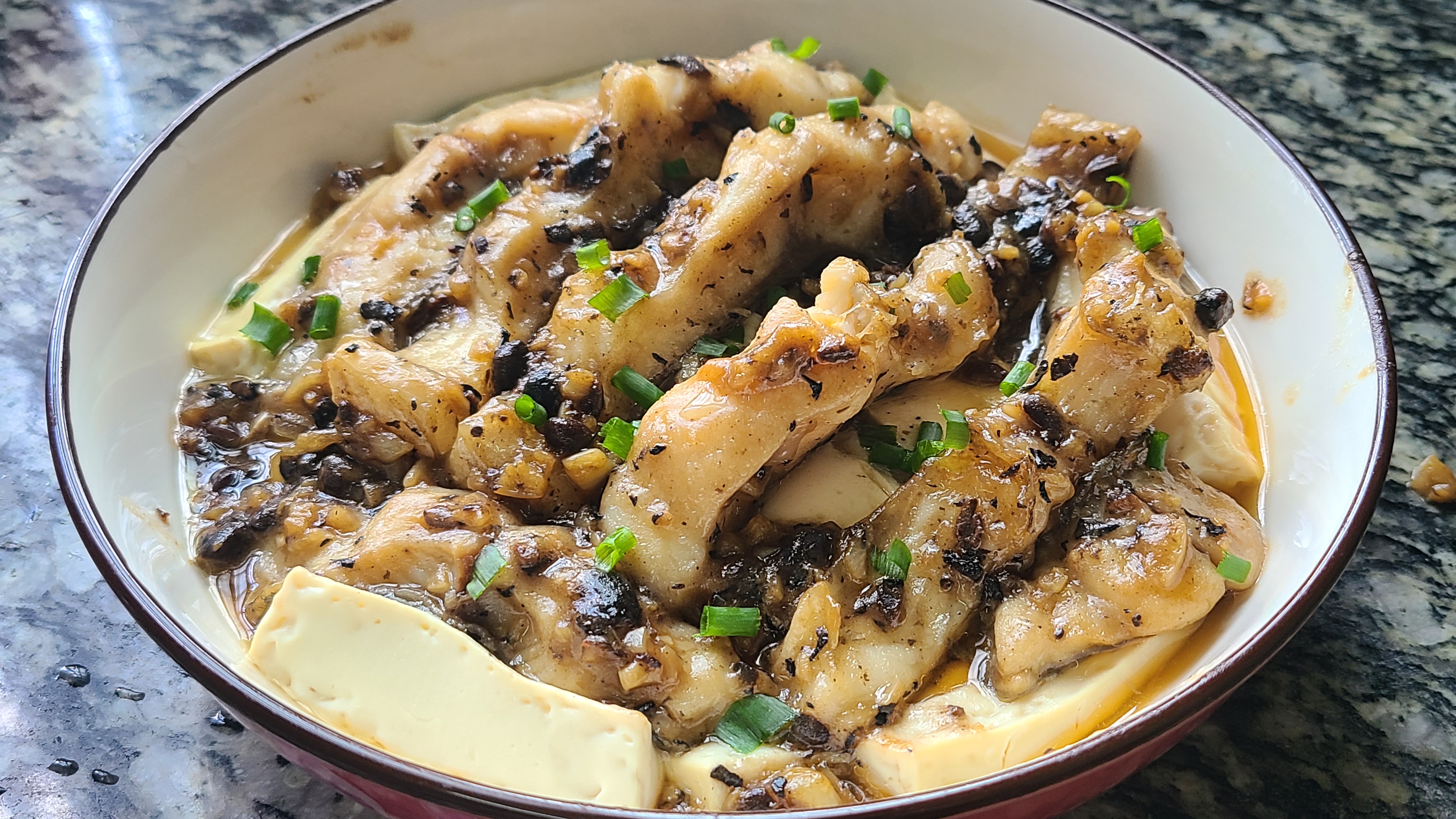 豆腐蒸鱼腩，广东人做出来就是好吃，香味四溢又简单，太下饭