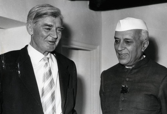 尼赫鲁和蒙巴顿夫人一见钟情，两人常常约会，