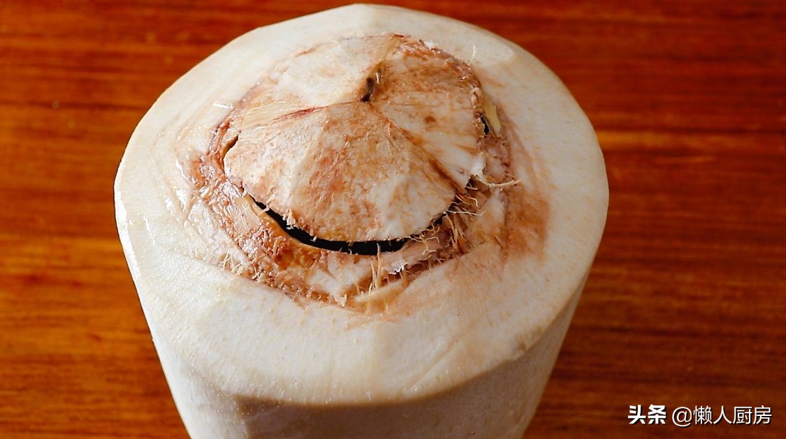 碰到這椰子別手軟，價格便宜，人人吃得起，塞進一隻雞，解饞