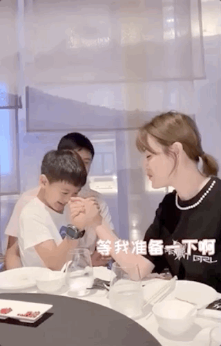 叶一茜掰手腕不敌儿子，森碟却一秒钟KO弟弟小亮仔，彰显惊人臂力