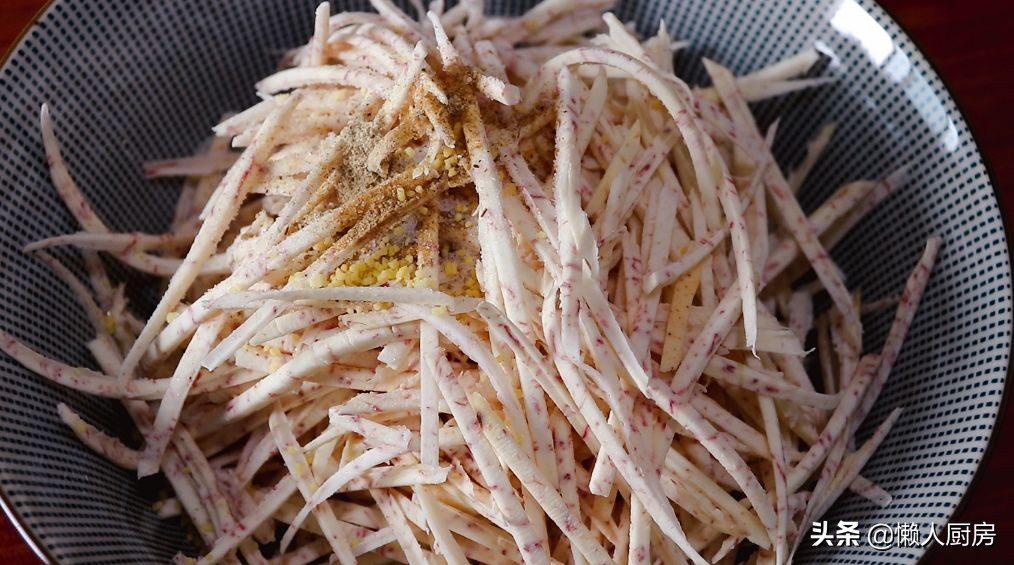 这是香煎芋头饼的做法，火候不能大，要用小火慢煎，才外脆里软
