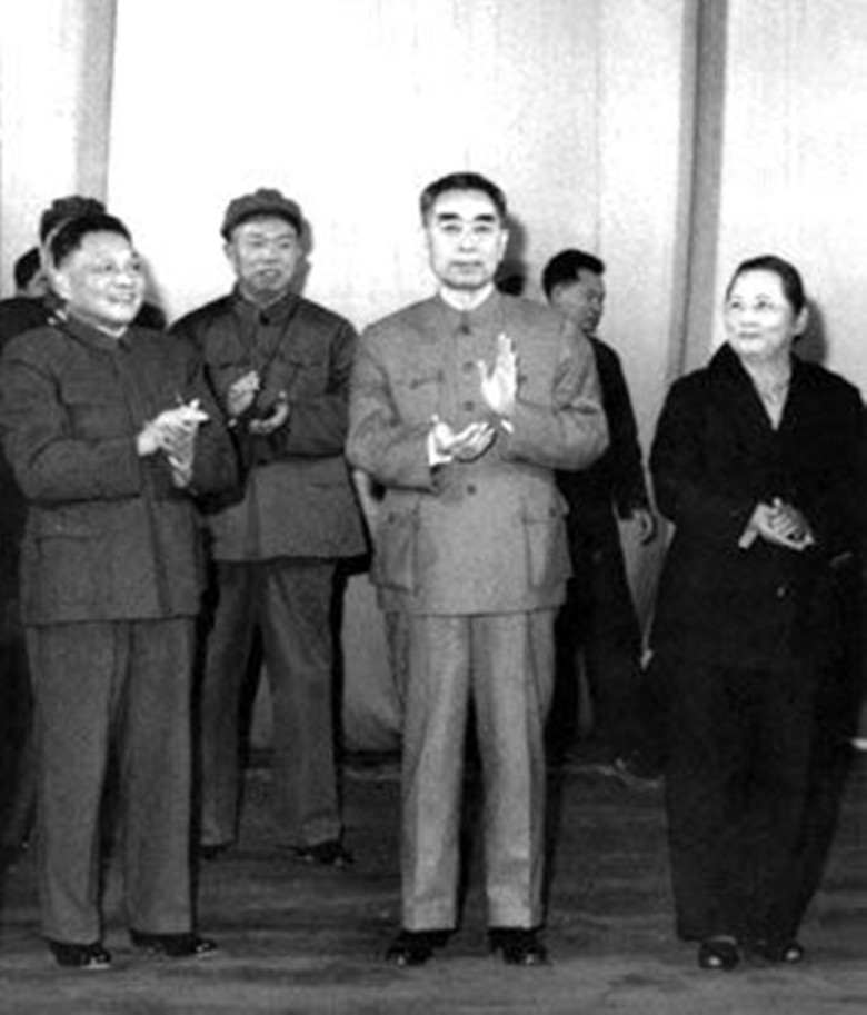 周总理手术前点名要见邓小平，邓小平后来回忆