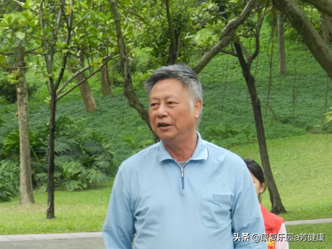 情暖重阳，肿瘤康复领航人领抗癌斗士登山祈福，最长者超80高龄