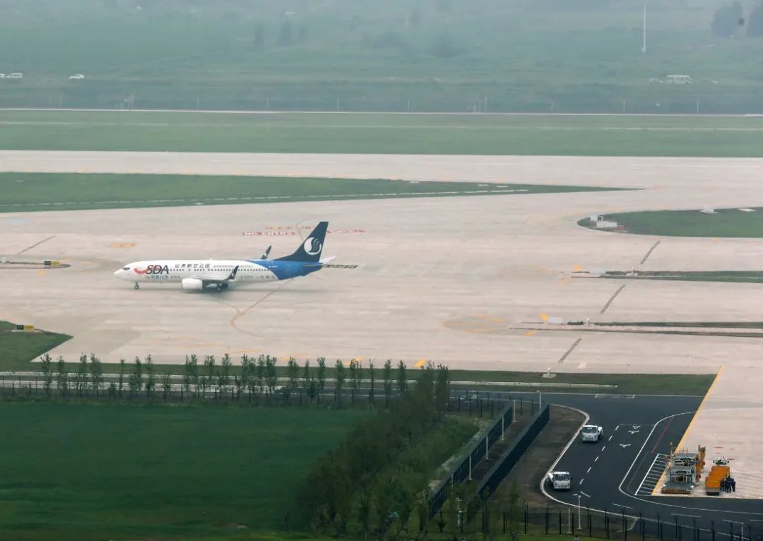 山东航空“好客山东·景芝号”冠名飞机在青岛胶东国际机场启航