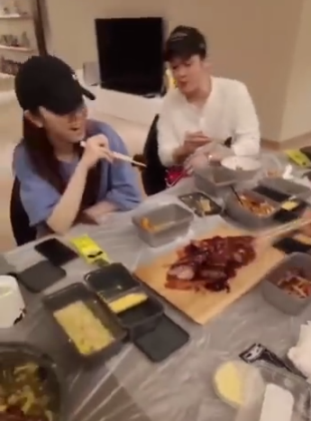 邓紫棋与男友外出，两人疑已恋爱长跑6年，男方是造型师曾入狱