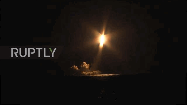 俄军核潜艇露出獠牙，一口气射4枚洲际导弹，打