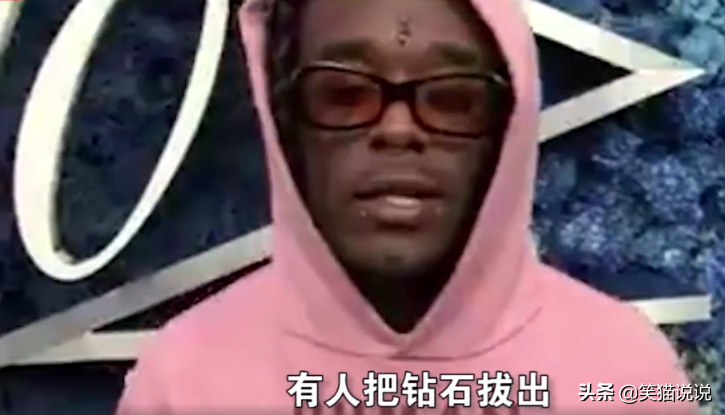 美国歌手头镶钻石炫富，称镶额头不会丢，结果下台互动被粉丝拔走