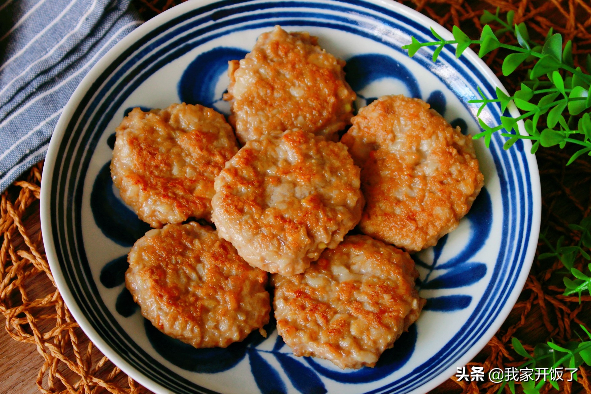 秋天莲藕最鲜，别凉拌了，做成藕饼抢着吃，香脆可口，好吃又滋补