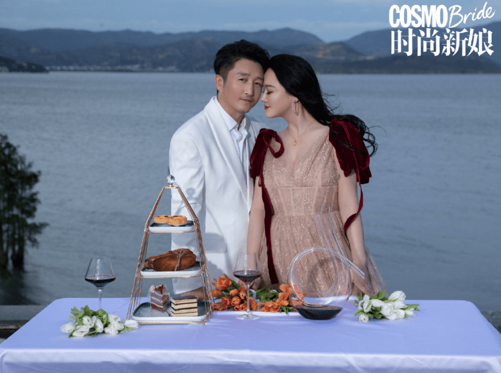 邹市明夫妇拍写真庆祝结婚十周年，冉莹颖身材丰腴，大片画风唯美