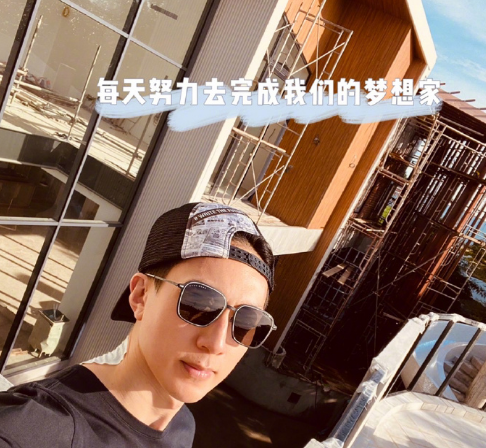 吳尊帶兒女玩水，Neinei穿泳裝展長腿，max秀高難度倒立