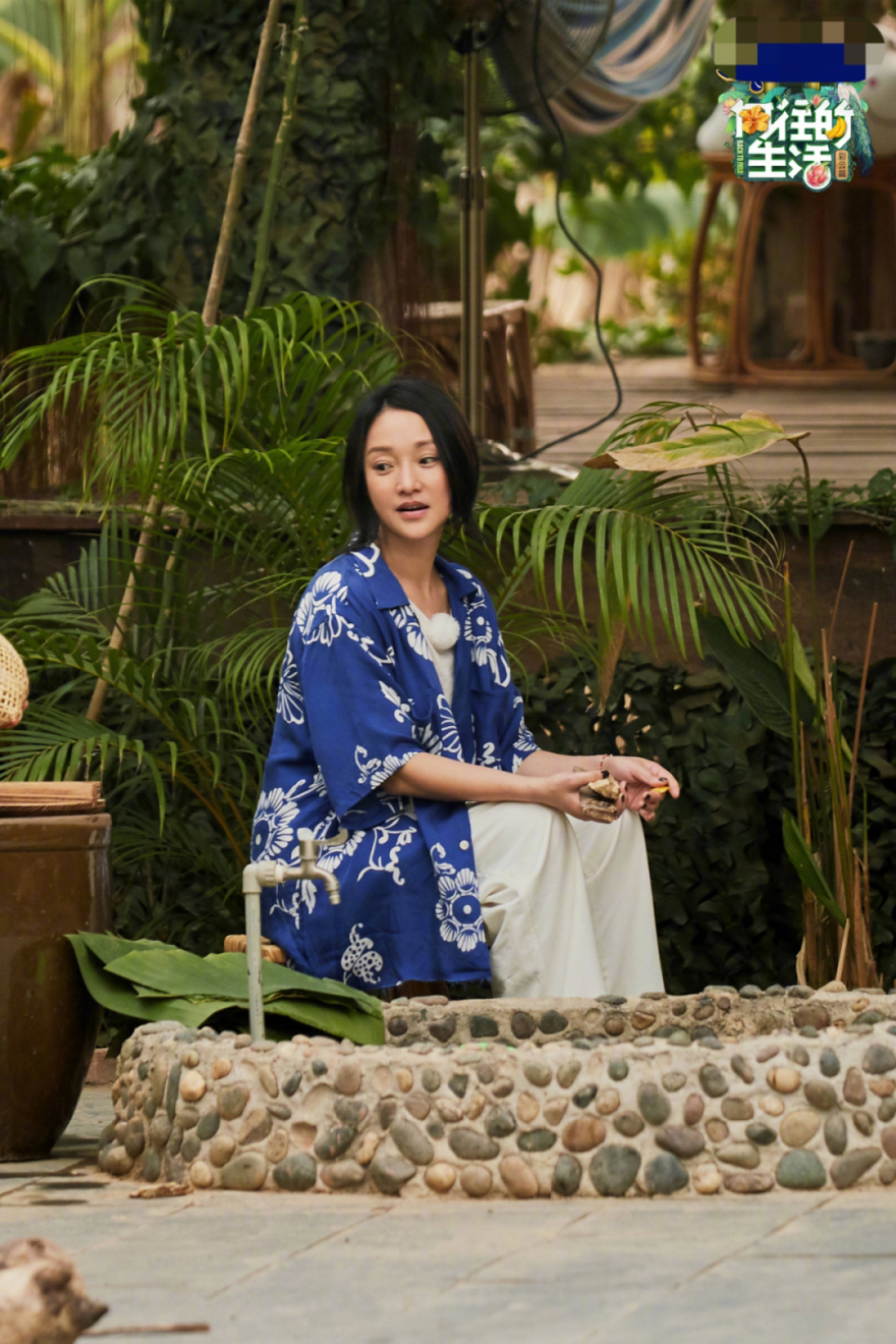 周迅被爆离婚后首现身，颈纹眼袋发际线后移，