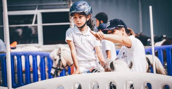劉燁妻子帶娃出街，10歲諾一身高快赶超媽媽，五官和劉燁太像了