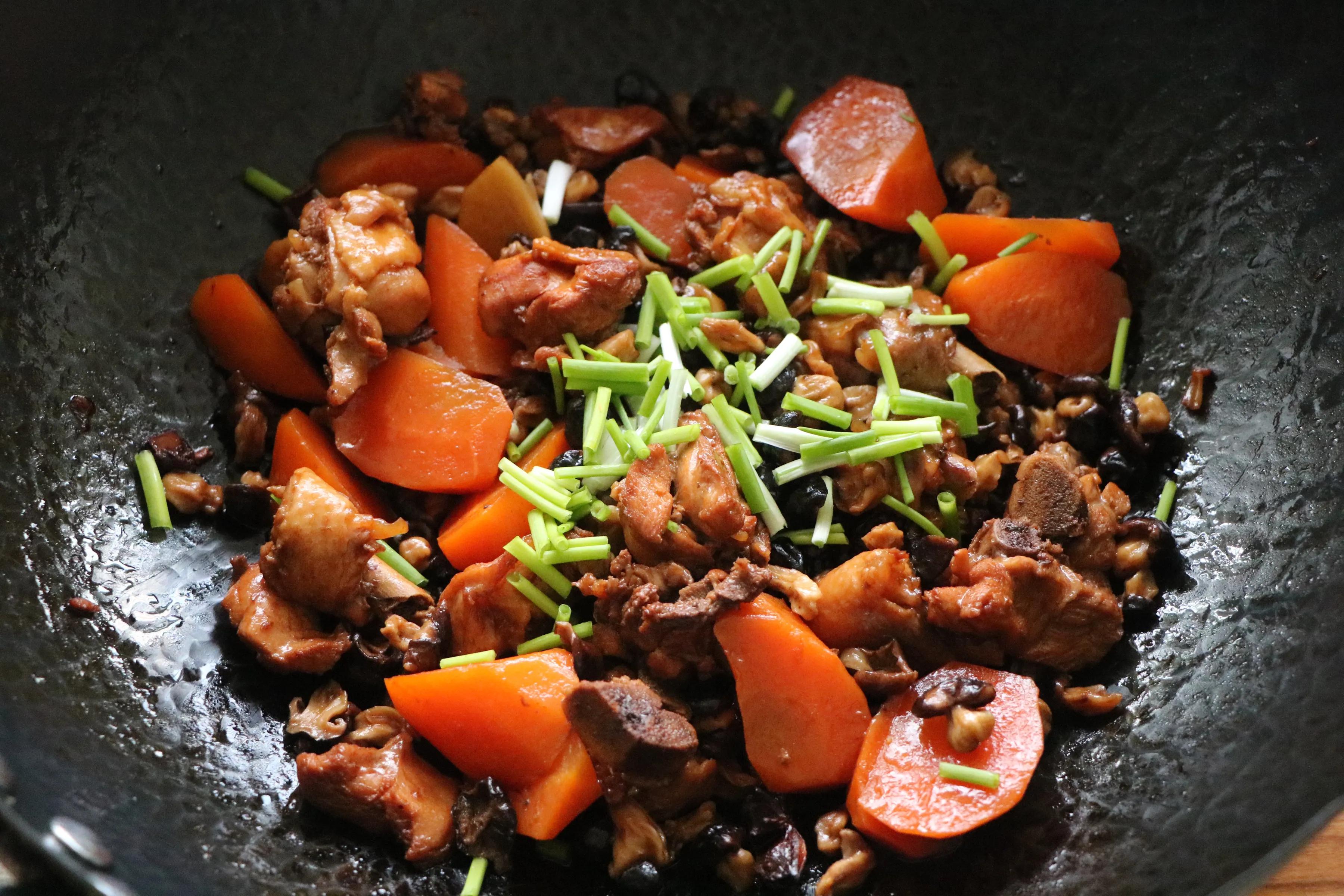 鸡腿肉炖胡萝卜蘑菇，秋季可以常吃的家常菜，营养丰富，食材简单