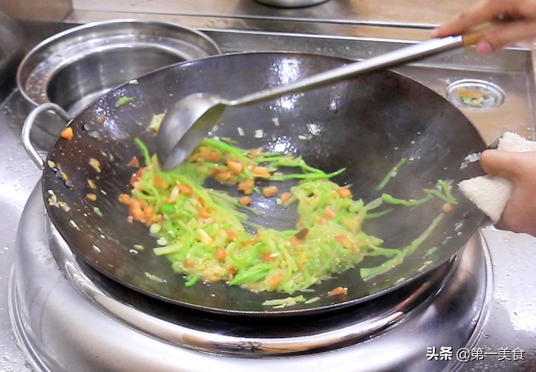 图片[8]-厨师长教你做农家小炒青椒茄丝 不吸油不发黑有技巧 学会在家做-起舞食谱网