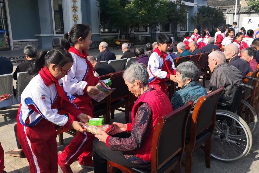 温暖老人心系列活动 | 夕阳无限好，人间重晚晴 