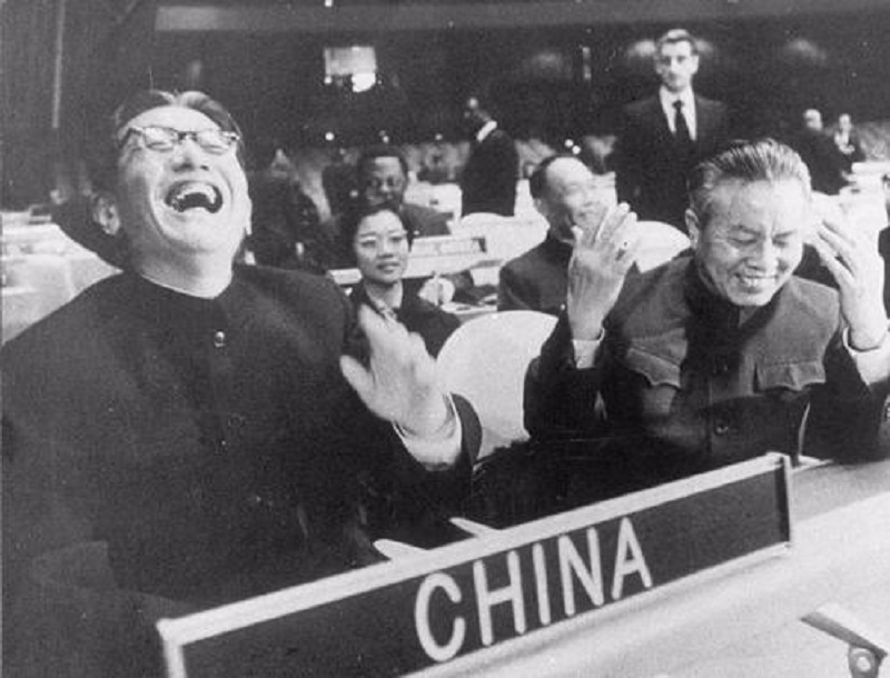 晚年乔冠华再娶年轻22岁妻子，孩子集体反对，毅