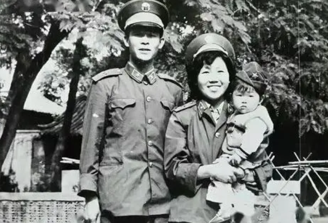 他用7发手枪子弹与敌周旋6天，死后遗体被封入水泥，只剩一只头骨