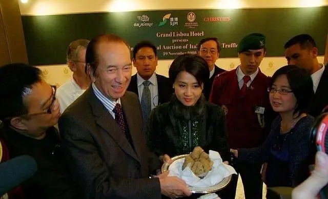 何鸿燊究竟有多少财产？他说赌场就是印钞机，豪车豪宅不是稀罕物