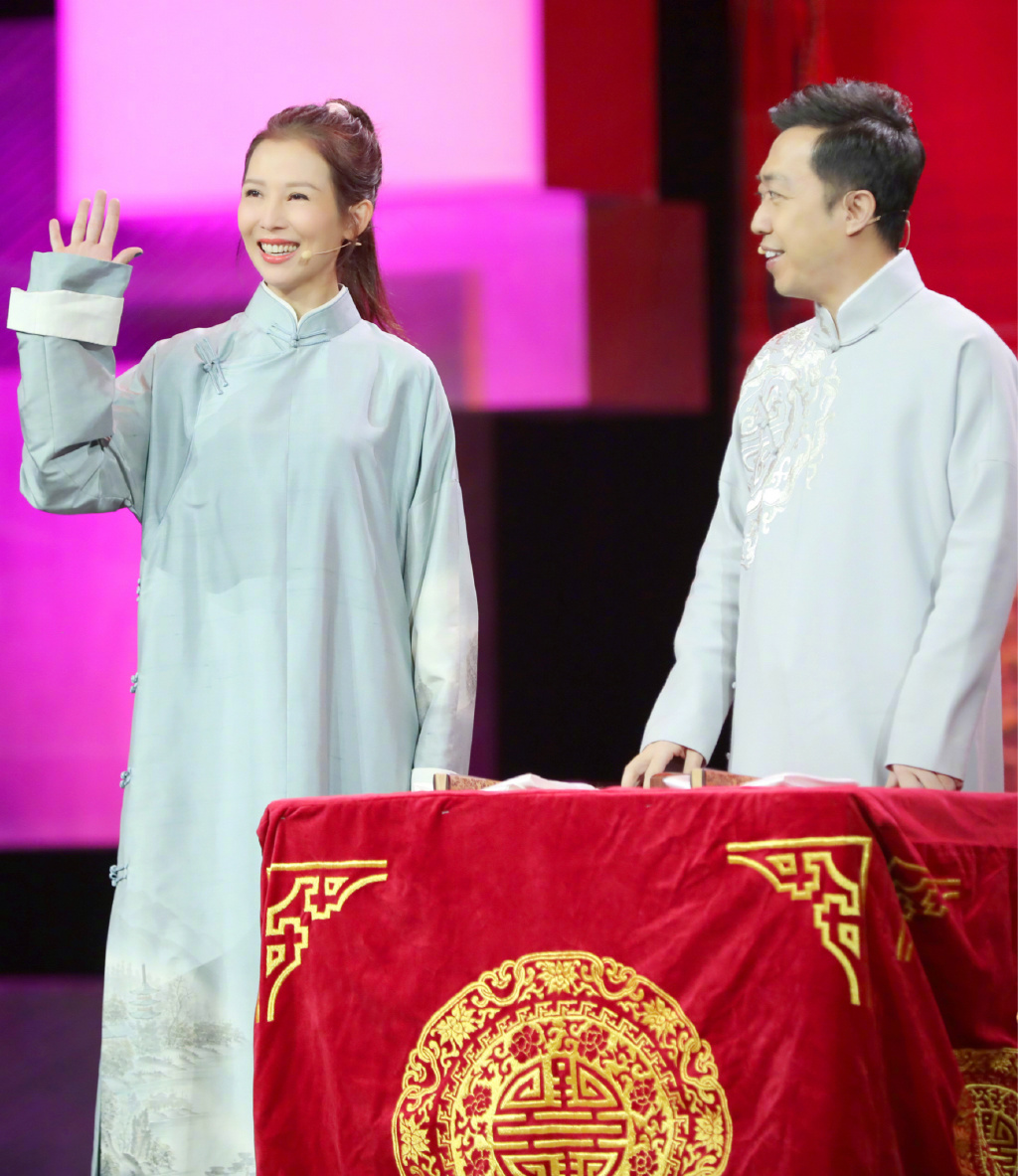 蔡少芬曬與兒子同框，母子倆戴口罩出行，魚蛋圓頭圓腦萌態十足