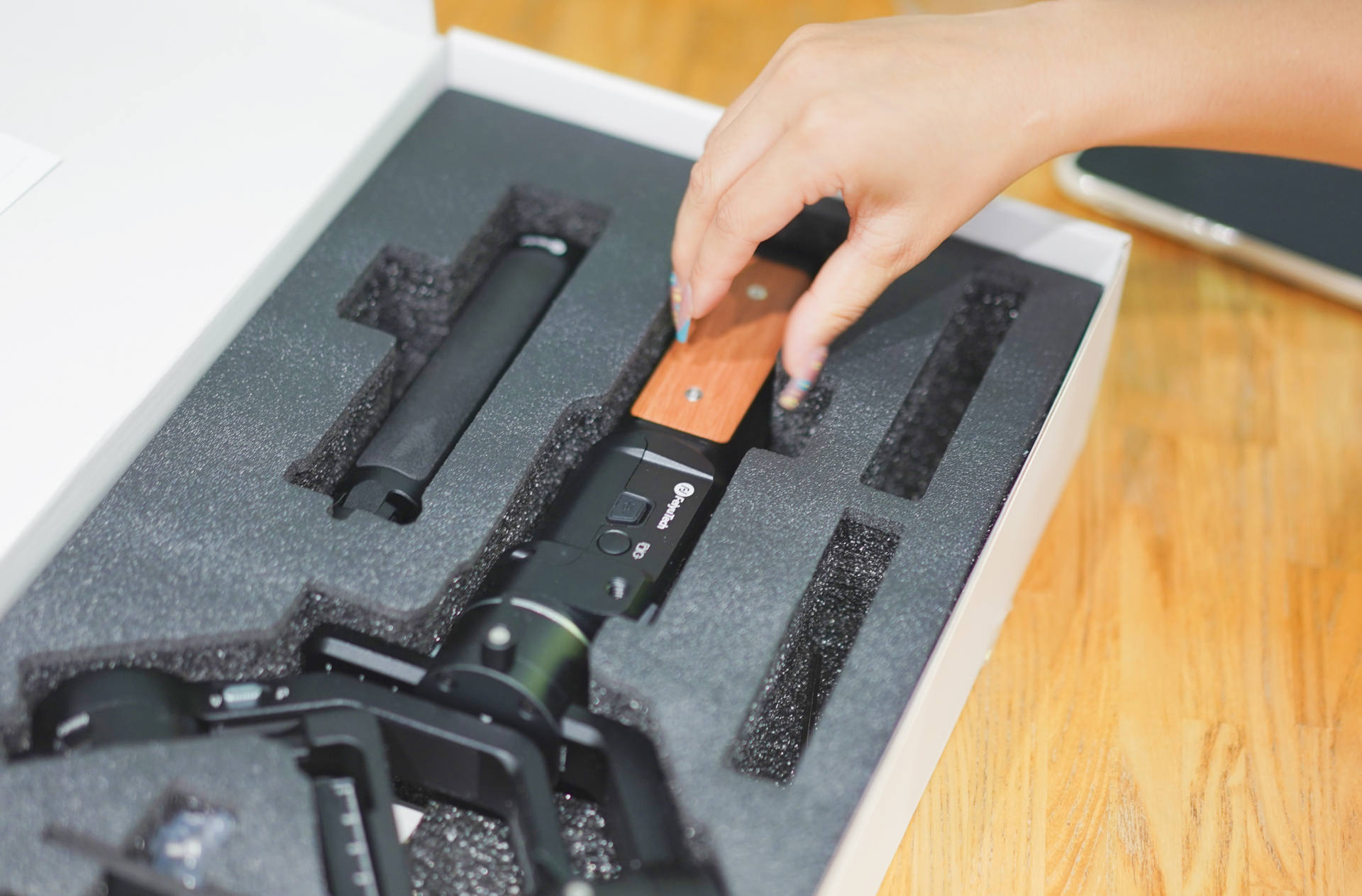 如果你準(zhǔn)備拍好視頻，先從飛宇A(yù)K2000c穩(wěn)定器開始