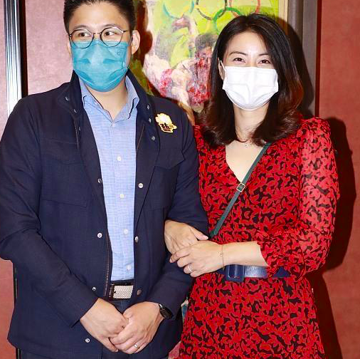 郭晶晶變化大，陪霍啟剛出門穿連衣裙，與女明星同框氣場強又親和