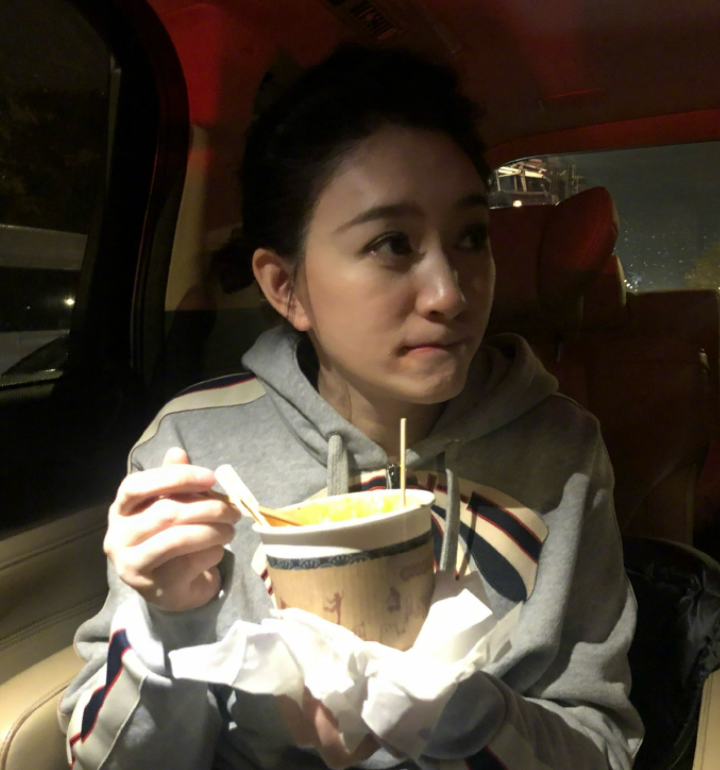 李小冉度假近照罕曝光，镜头下皮肤白到似婴儿，腰上一圈肉太真实