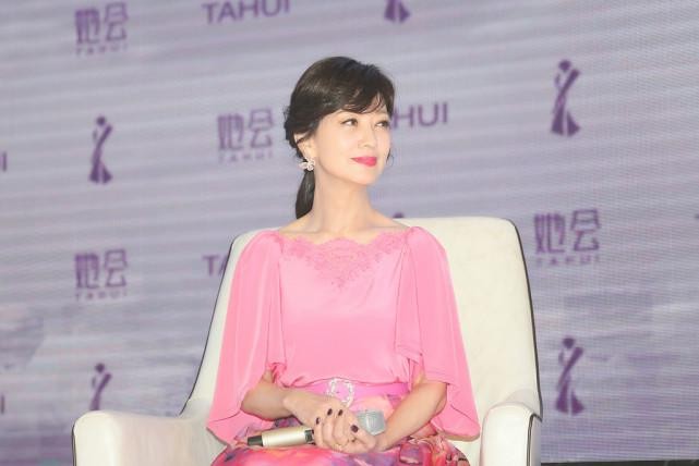 赵雅芝长相“冻住了”，奶奶年纪长相少女，一身粉气质减龄又青春