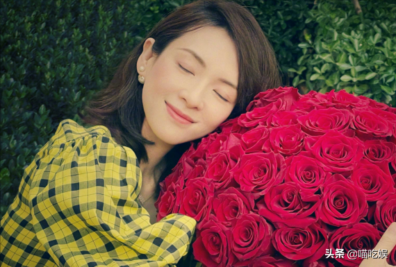 章子怡抱儿子逛环球影城，16岁继女抢镜：穿800元魔法袍亮眼