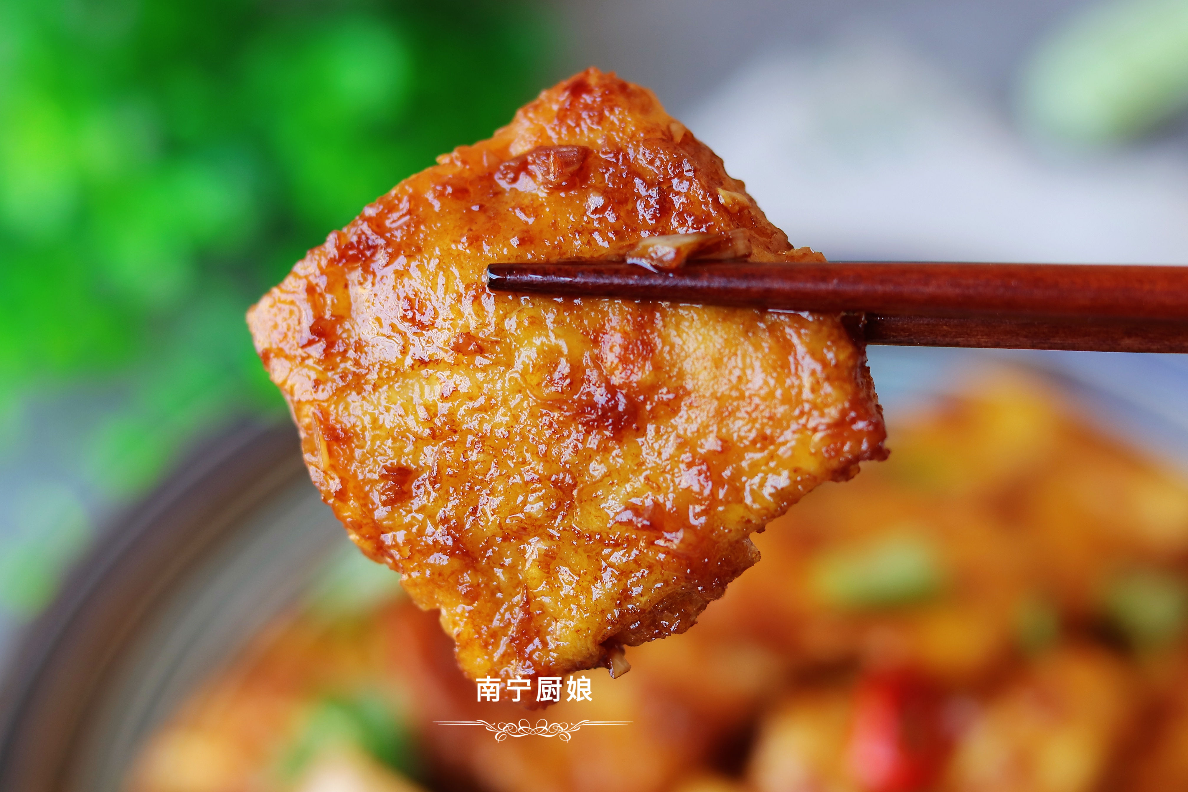 煎豆腐時，直接下鍋煎容易碎？ 多做1步驟，豆腐完整不碎還更入味