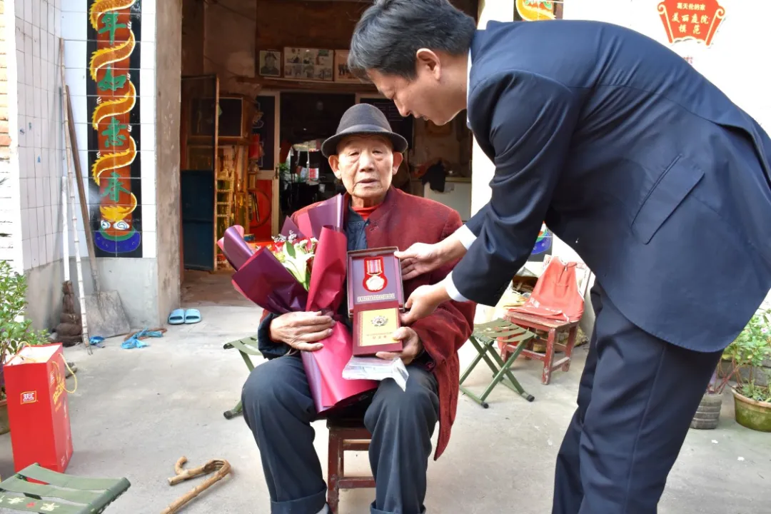 铭记历史，传承精神，致敬老兵！