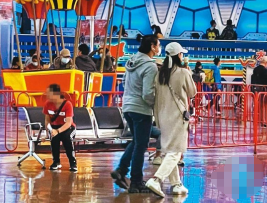 吴奇隆携一家三口出游，刘诗诗蹲着与儿子互动，步步全身照首曝光