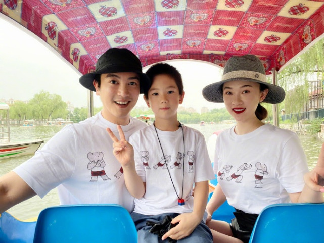 杜江久違曬兒子近照，7歲嗯哼撞臉“現男友”，被爸爸稱小李現