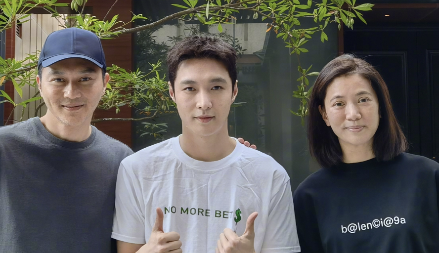 张智霖夫妇偶遇张艺兴，三人合影留念，无滤镜下袁咏仪素颜显沧桑