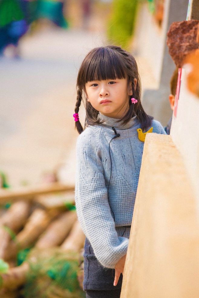 叶一茜晒儿女玩蹦床视频，13岁森碟美丽动人，大长腿十分抢镜