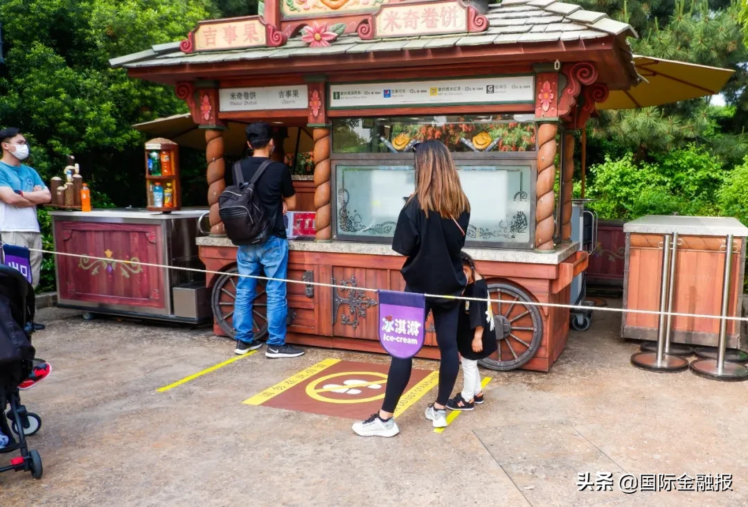 上海迪士尼重新开放首日初体验：隔排就坐玩项