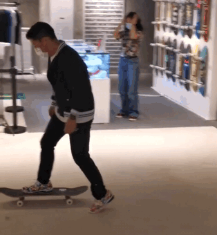 郭晶晶夫妇一起玩滑板，晶晶动作灵活，霍启刚动作笨拙搞笑很可爱