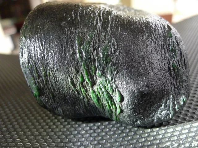 看懂翡翠原石身上的这条蟒带多少人单车变摩托