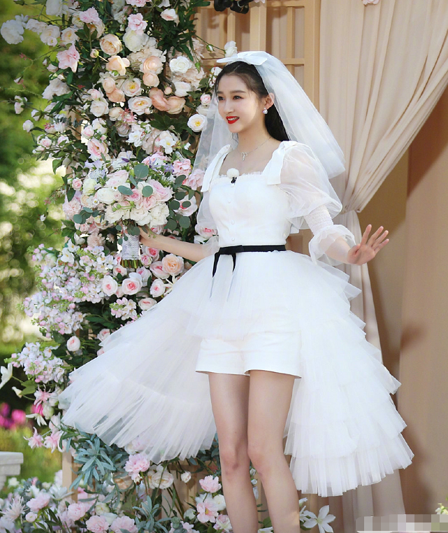 一直被嘲身材太壮，当关晓彤穿上“婚纱”亮相