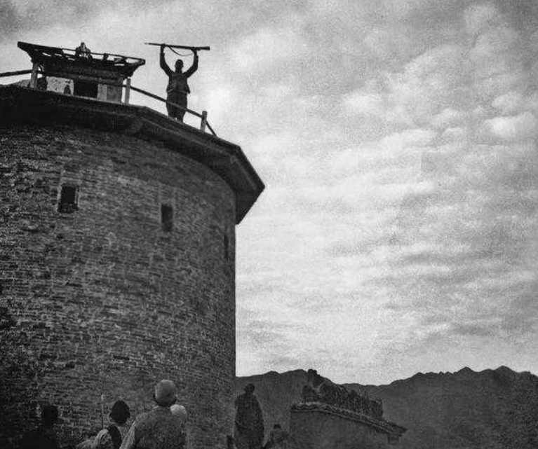 电视里的日军炮楼都装有探照灯，旧中国那么穷