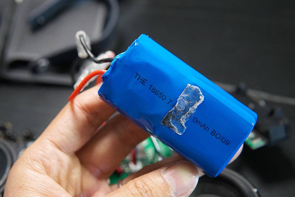 听说这款K歌音箱用的是Bose喇叭，咱们拆来看看