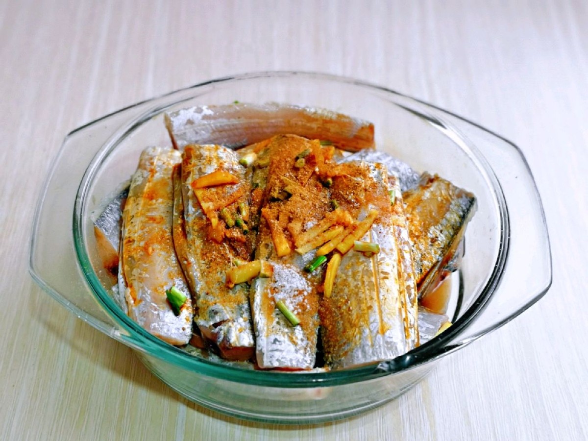 带鱼加入孜然和迷迭香煎一煎，味道丰富，外酥里嫩真好吃