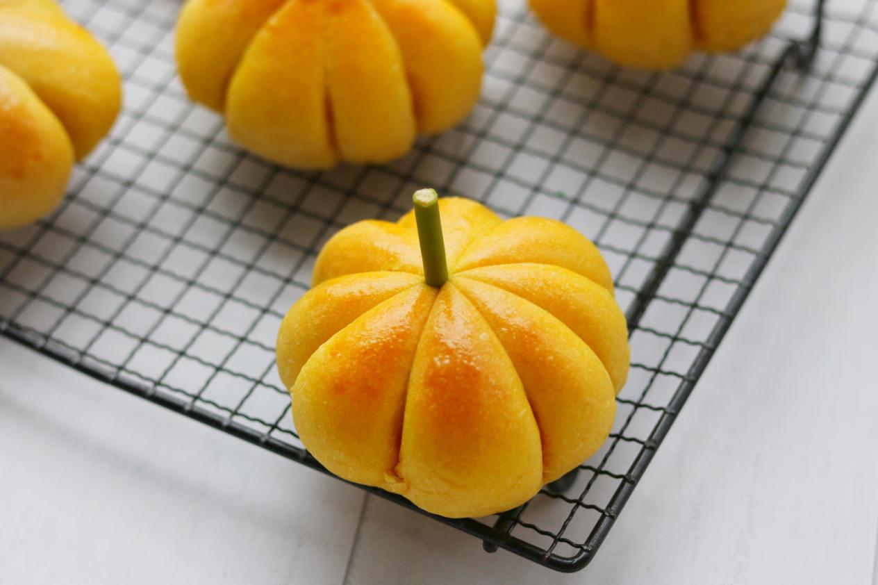 南瓜大量上市了，做个美味的南瓜面包，香甜可口，比买的好吃