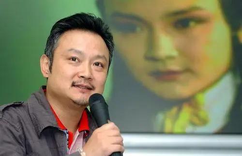 23岁爆红，娶18岁初恋，28岁儿子夭折，欧阳奋强如今怎样了？